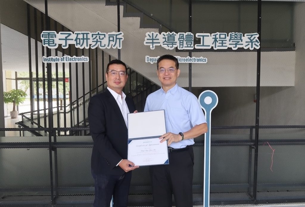 杰倫智能科技創辦人暨執行長黃建豪（左）與國立陽明交通大學電子研究所林英超教授（右）。