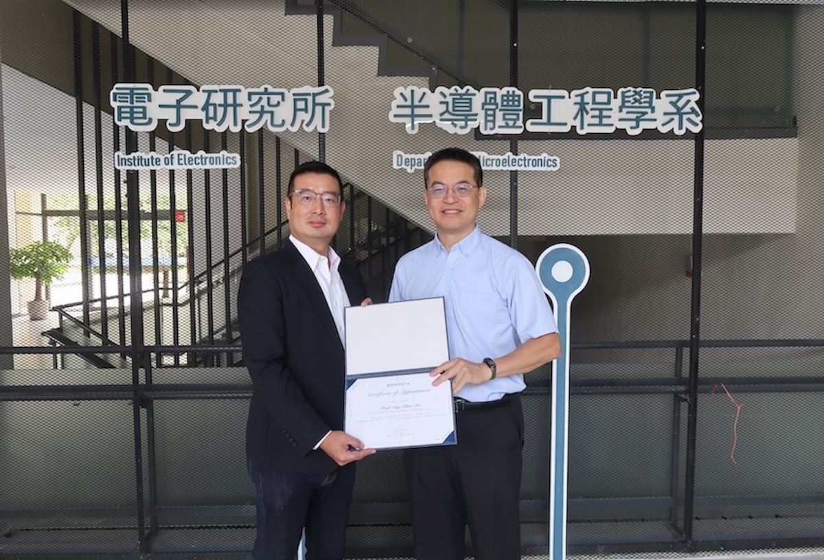 杰倫智能科技創辦人暨執行長黃建豪(左)與國立陽明交通大學電子研究所林英超教授(右)。